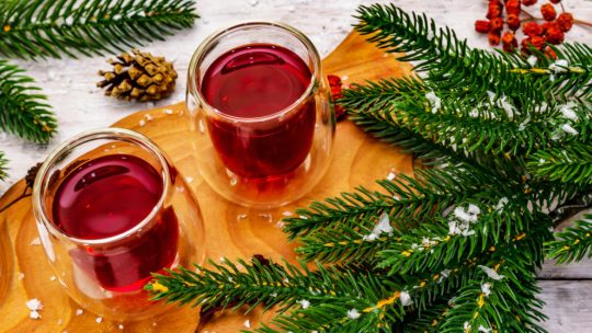 10 Festive & Fun Light Christmas Cocktails
