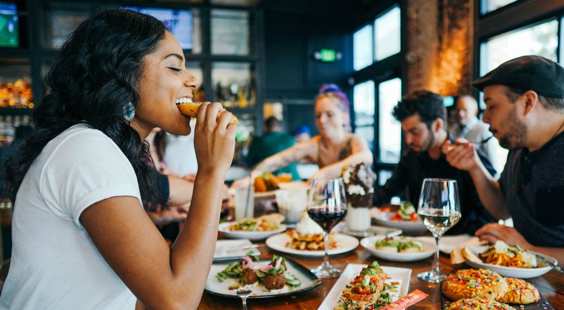 How to Enjoy Restaurants and Parties While Losing Weight